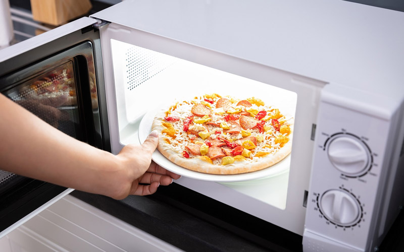 How to Reheat Pizza In the Microwave