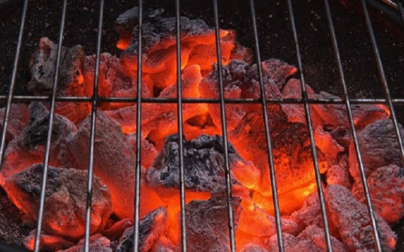 How-to-Keep-a-Charcoal-Grill-Lit-2