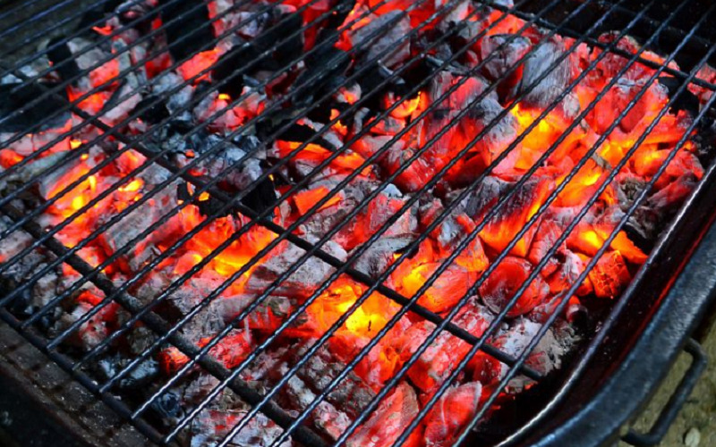How-to-Keep-a-Charcoal-Grill-Lit