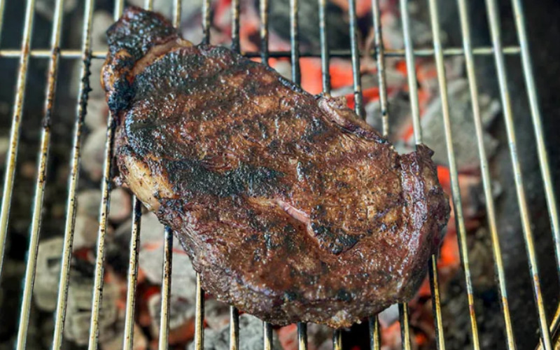 How-to-charcoal-grill-steak